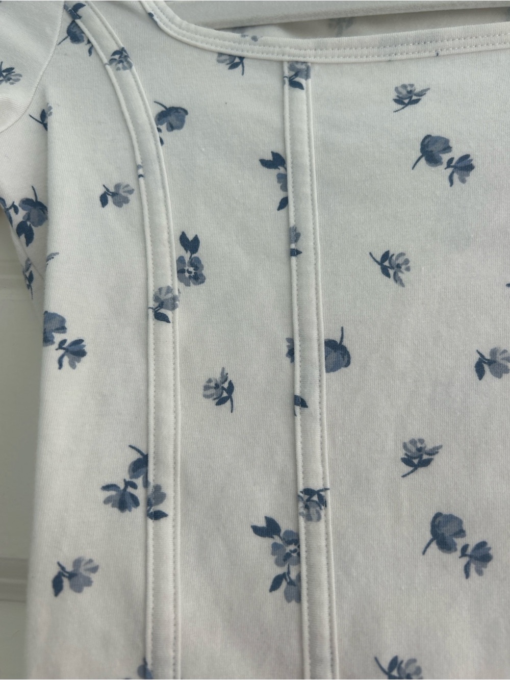 Hollister White Cropped Scoop Top with Blue Floral Print - Picture 4 of 4